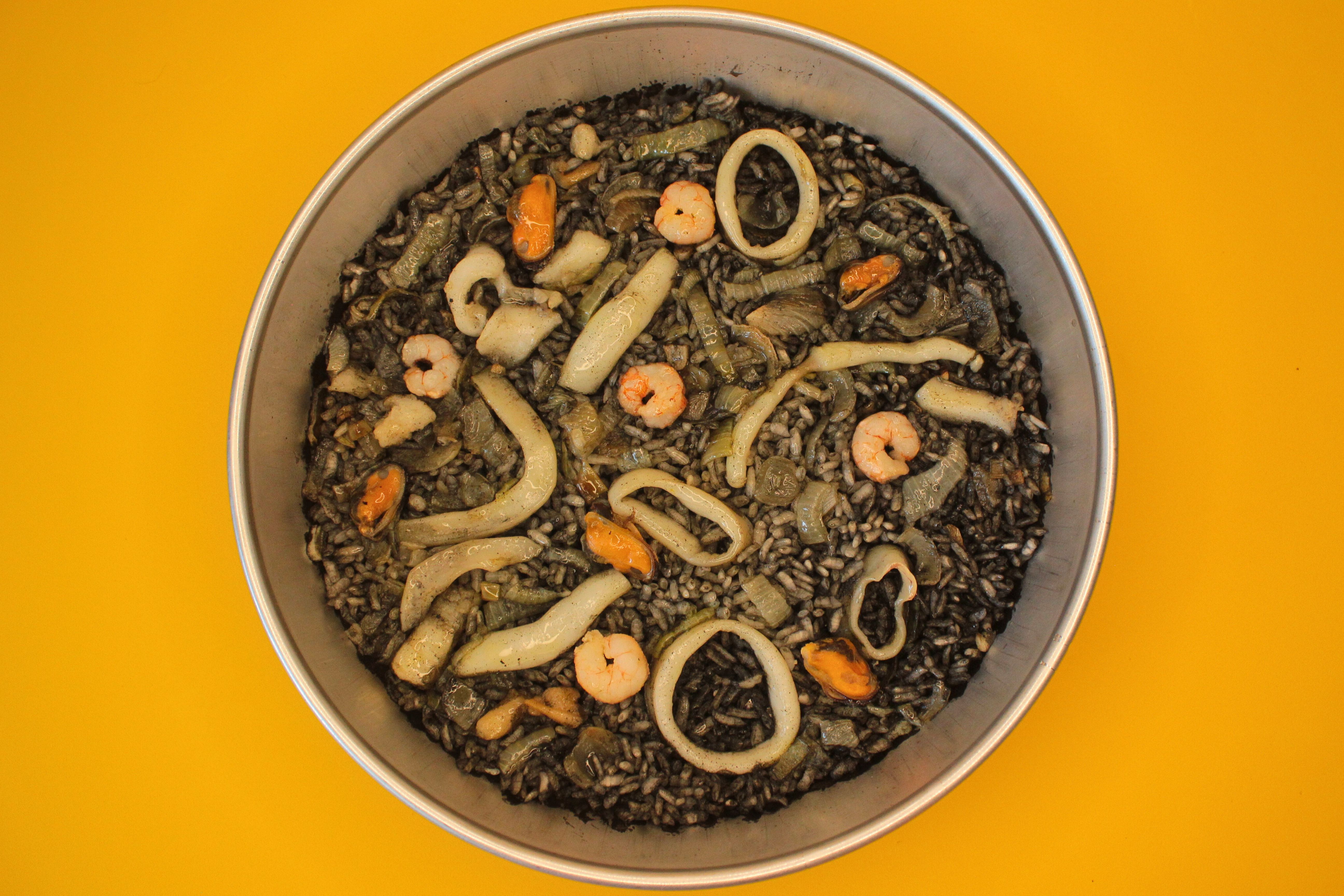 Exquisito Arroz Negro con sepia y alioli